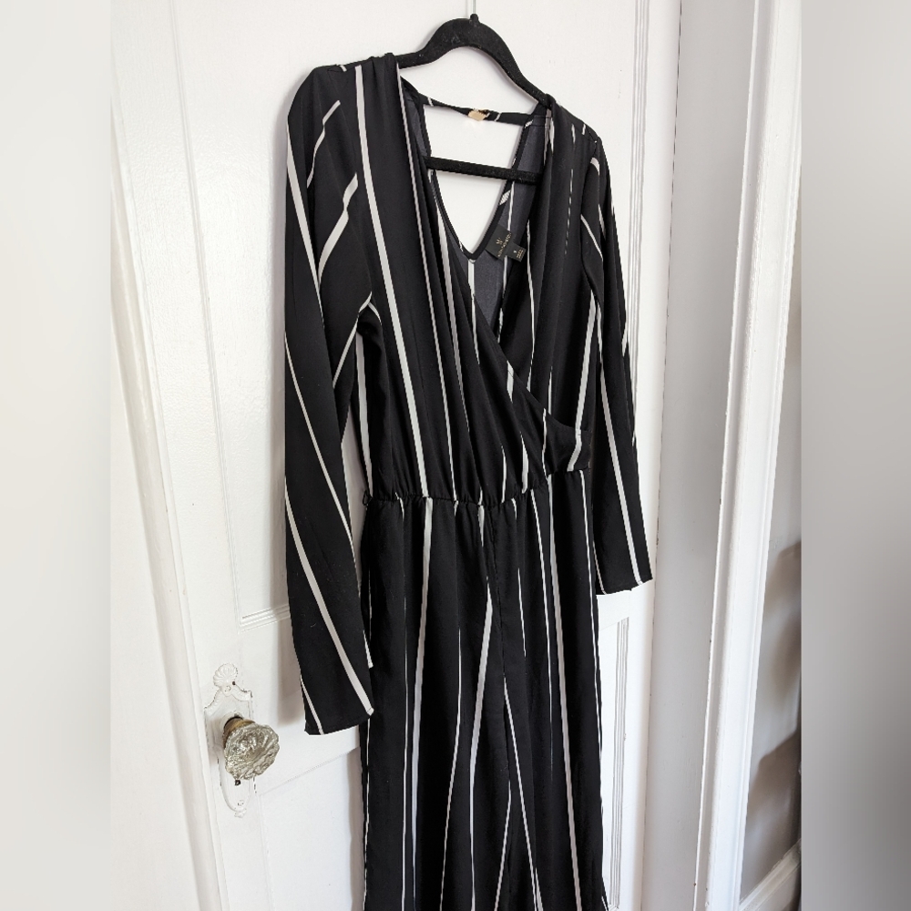 Like New Worthington small black and white long sleeve lightweight jumpsuit